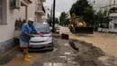 Warga membersihkan di area luar rumahnya usai tergenang banjir, Kota Volos, Yunani, Kamis, 28 September 2023. (AP Photo/Petros Giannakouris)