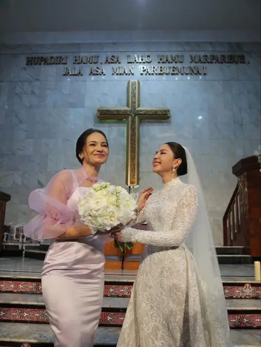 Sebagai Bridesmaid, wajar saja jika Enzy Storia hadir di peenikahan sahabatnya, Jessica Mila. Dia pun sempat menangis bahagia saat Mila hendak naik ke altar [Fimela/Daniel Kampua]
