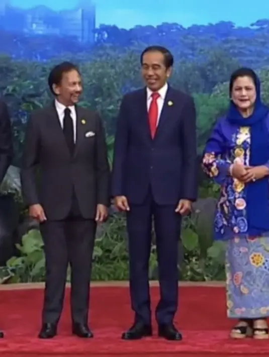 Sang pangeran pun mengenakan sepatu pantofel hitam yang membuatnya semakin terlihat begitu formal. [Sekertariat Negara]