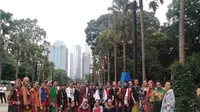 Beragam motif sarung fashion show Festival Sarung 2019 (dok. liputan6.com/Adinda Kurnia)
