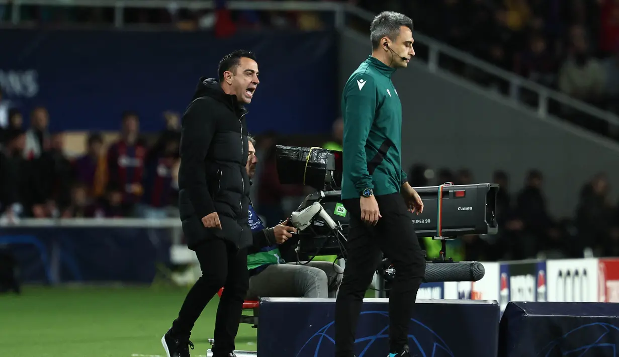 Pelatih Barcelona, Xavi, melakukan protes kepada wasit saat melawan Paris Saint-Germain pada duel leg kedua perempat final Liga Champions 2023/2024 Stadion Olimpic Lluis Companys, Rabu (17/4/2024).  Barca takluk dengan skor 1-4. (AFP/Franck Fife)