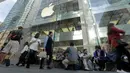 Calon pembeli antre di depan Apple Store untuk mendapatkan iPhone 7, Australia, Sydney, Kamis (15/9). Sejumlah orang tampak duduk di kursi lipat di luar toko hanya untuk mendapat iPhone 7. (REUTERS / Jason Reed)