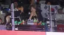 <p>Pelatih Timnas Indonesia, Shin Tae-yong didampingi sang istri, Cha Young-ju tersenyum saat memberi dukungan kepada tunggal putri Korea Selatan, An Se-young saat menghadapi wakil China, Chen Yu Fei pada laga final Indonesia Open 2024 di Istora Senayan, Jakarta, Minggu (9/6/2024). (Bola.com/M Iqbal Ichsan)</p>