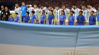 Cucu Presiden RI Joko Widodo, Jan Ethes (kiri bawah kedua) saat menjadi player escort kiper Timnas Argentina, Emiliano Martinez pada laga FIFA Matchday melawan Timnas Indonesia di Stadion Utama Gelora Bung Karno (SUGBK), Senayan, Jakarta, Senin (19/06/2023). (Bola.com/Bagaskara Lazuardi)