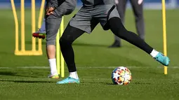 Bek Paris Saint-Germain (PSG) Presnel Kimpembe berlatih selama sesi latihan di tempat latihan klub Camp des Loges di Saint-Germain-en-Laye pada 14 Februari 2022. PSG akan menjamu Real Madrid pada leg pertama babak 16 besar Liga Champions, Rabu 16 Februari 2022. (FRANCK FIFE/AFP)