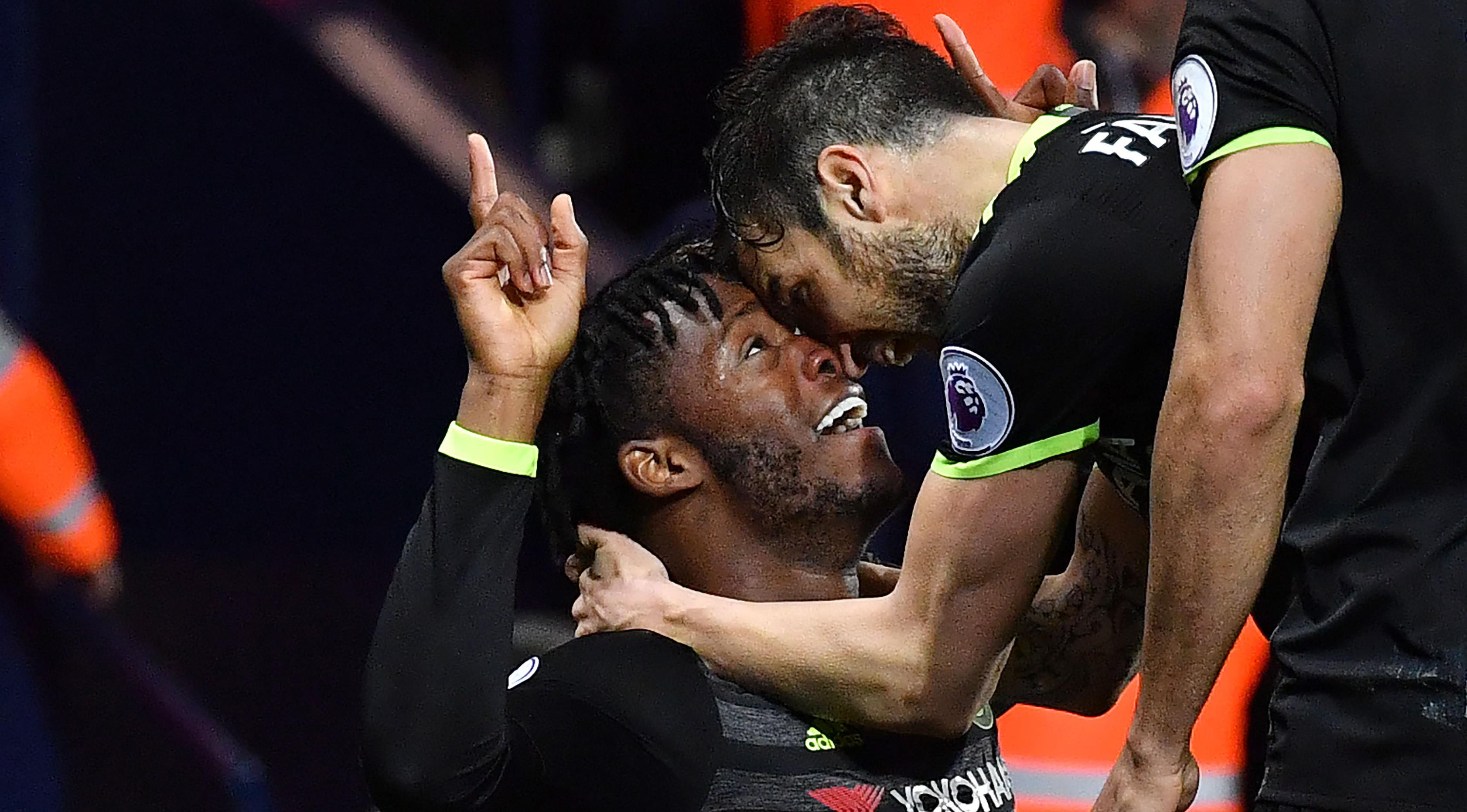 Penyerang Chelsea, Michy Batshuayi (kiri) melakukan selebrasi bersama gelandang Cesc Fabregas usai mencetak gol ke gawang West Bromwich Albion di Liga Inggris di Hawthorns (12/5). Batshuayi menjadi pahlawan berkat satu golnya. (AFP Photo/Anthony Devlin)