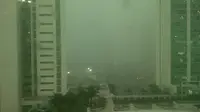 Hujan deras dan kilatan petir melanda Jakarta, Senin (23/5/2016) sore. (Liputan6.com/Andri)