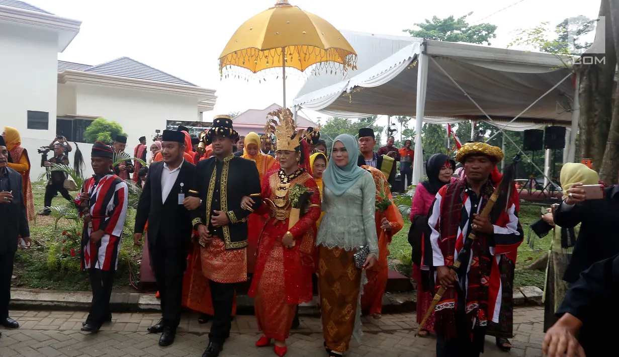 Pasangan Kahiyang Ayu dan Bobby Nasution saat mengikuti prosesi Pesta Adat di Bukti Hijau Regency, Taman Setia Budi, Medan, Sabtu, (25/11). Kedua mempelai mengenakan baju adat dipadukan dengan songket khas Palembang. (Liputan6.com/Johan Tallo)