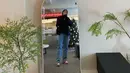 Mengunjungi beragam tempat aesthetic dilakukan oleh Megawati. Ia tampak senang bisa mengunjungi tempat yang instagramable. Ia tak lupa abadikan momen dengan mirror selfie. (Liputan6.com/IG/megawatihangestrip)