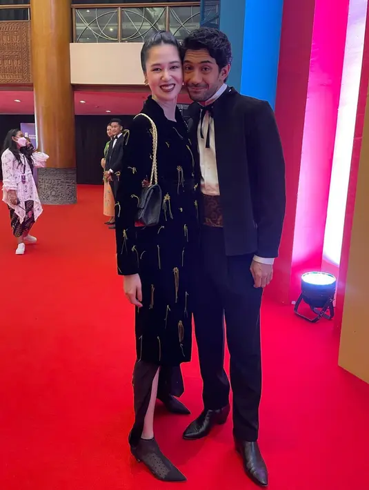 Mengenakan busana dari Tangan, Laura Baski tunjukkan pesona anggunnya dalam balutan kebaya modern [instagram/laurabas]