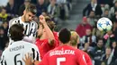 Penyerang Juventus, Alvaro Morata melakukan duel udara dengan pemain Sevilla pada laga Liga Champions di Stadion Juventus, Kamis (1/10/2015). (AFP Photo/Giuseppe Cacace)