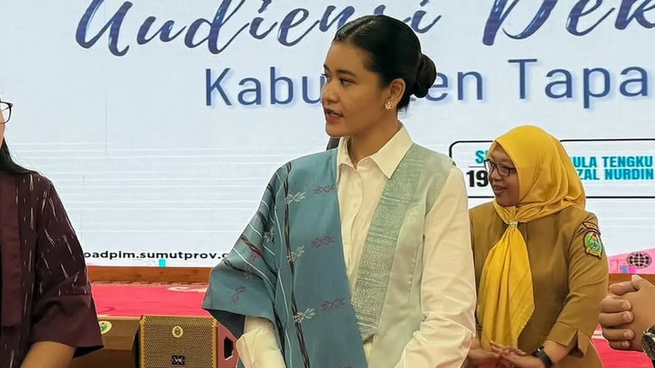 Kahiyang Ayu Padukan Ulos dengan Kemeja Putih