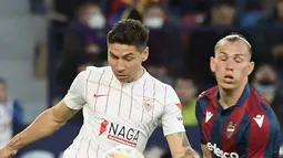 Pemain Sevilla Gonzalo Montiel (kiri) berebut bola dengan pemain Levante Son pada pertandingan Liga Spanyol di Stadion Ciutat de Valencia, Valencia, Spanyol, 21 April 2022. Sevilla menang 3-2. (Jose Jordan/AFP)