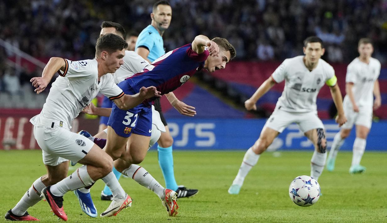 Pemain Barcelona, Fermin Lopez, berusaha melewati pemain Shakhtar Donetsk pada laga Liga Champions, di Stadion Olimpic Lluis Companys, Rabu (25/10/2023). Pemain berusia 20 tahun ini sukses mencuri perhatian berkat penampilan apiknya. (AFP/Pau Barrena)