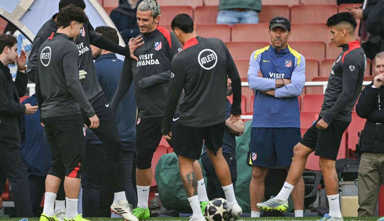 Ia berambisi meraih trofi yang belum pernah dimenangkan bersama Atletico Madrid. Tampak dalam foto, pelatih Atletico Madrid asal Argentina, Diego Simeone (kedua dari kanan), memantau timnya saat sesi latihan resmi jelang leg kedua semifinal Liga Champions 2025/2026 melawan Arsenal di lapangan Emirates Stadium, London, Inggris, pada Senin 4 Mei 2026. (Glyn KIRK/AFP)