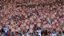 Ratusan suporter mengangkat nomor seragam yang dipakai Francesco Totti setelah pertandingan Liga Italia Serie A antara AS Roma melawan Genoa di Stadion Olimpico, Minggu (28/5). Francesco Totti resmi pensiun. (AP Photo/Alessandra Tarantino)