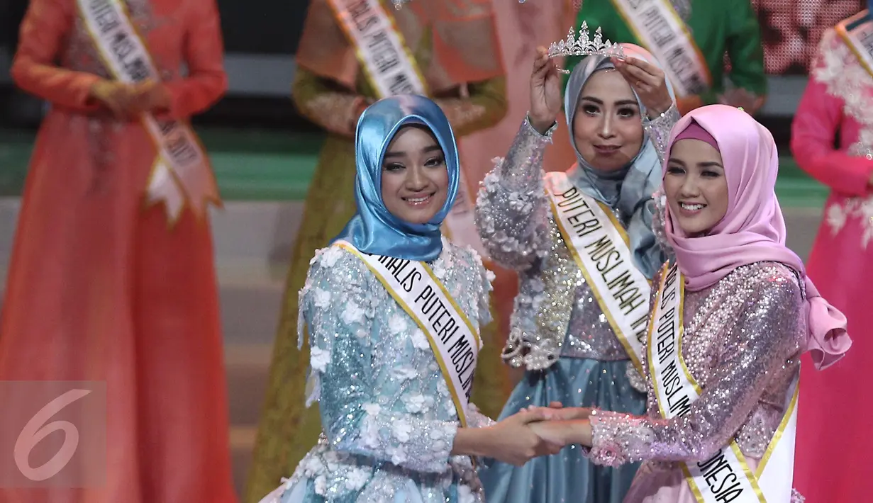 Finalis dari Bogor, Tiara Sukmasari dan finalis dari Jepara, Syifa Fatimah menunggu pengumuman pemenang ajang pencarian bakat Puteri Muslimah Indonesia 2017 pada malam puncak di Studio 6 Emtek City, Jakarta, Senin (9/5). (Liputan6.com/Herman Zakharia)