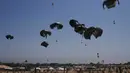 Langit Gaza kembali dihiasi parasut-parasut yang membawa paket bantuan kemanusiaan. (AP Photo/Abdel Kareem Hana)