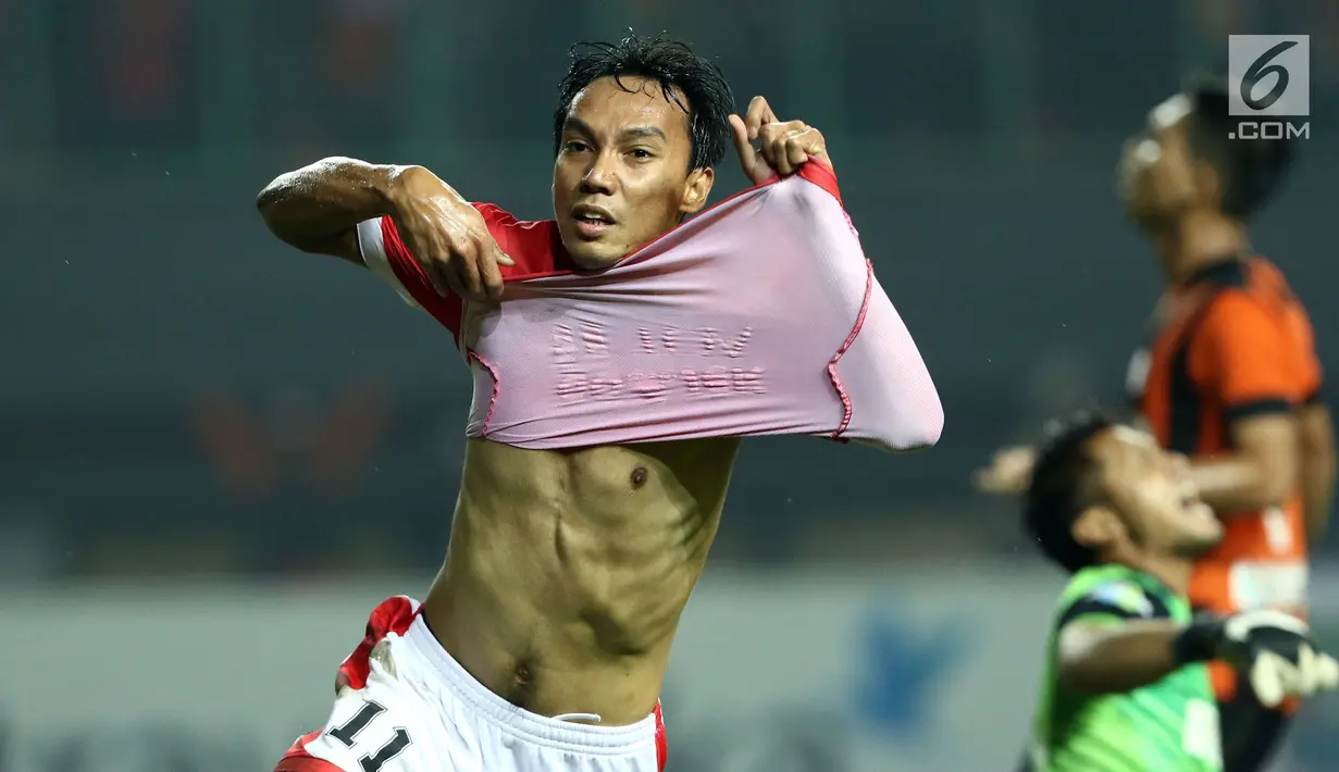 Gelandang Persija, Novri Setiawan merayakan gol ke gawang Perserui dilanjutan Liga 1 Indonesia di Stadion Patriot Candrabhaga, Bekasi, Selasa (13/6). Persija menang telak 3-0 atas perserui. (Liputan6.com/Helmi Fithriansyah)