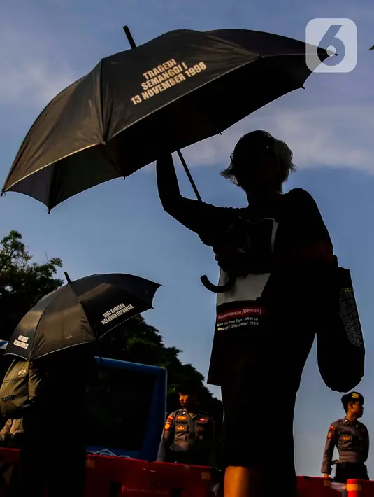Aksi Kamisan merupakan gerakan yang dilakukan sekelompok orang yang melakukan aksi damai dengan berdiri di seberang Istana Merdeka, Jakarta setiap hari Kamis sore. (Liputan6.com/Angga Yuniar)