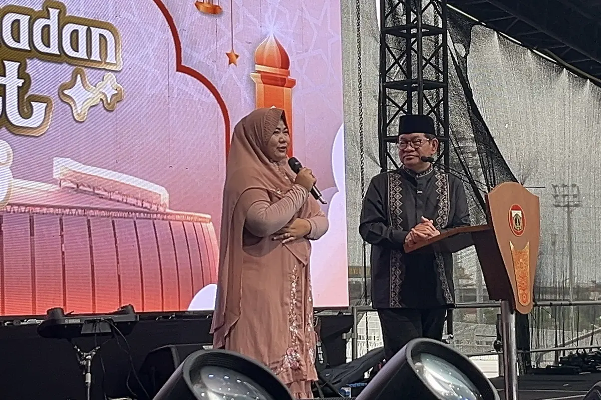 Seorang warga eks Kampung Bayam curhat di depan Gubernur Jakarta Pramono Anung.