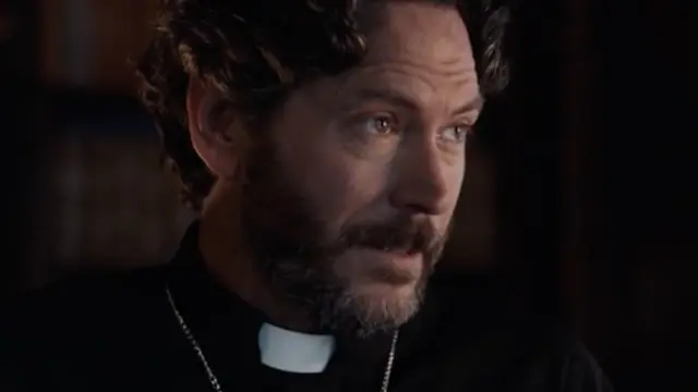Father Peter Williams diperankan Will Beinbrink dalam The Exorcism of God. (Foto: Dok. KlikFilm)