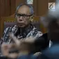 Terdakwa perkara merintangi penyidikan dugaan korupsi E-KTP, Bimanesh Sutarjo menyimak keterangan saksi saat mengikuti sidang lanjutan di Pengadilan Tipikor, Jakarta, Senin (16/4). Sidang mendengar keterangan saksi. (Liputan6.com/Helmi Fithriansyah)