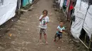 Anak-anak bermain di sekitar tenda Posko Pengungsi Rendang, Bali, Sabtu (2/12). Erupsi Gunung Agung membuat anak-anak tersebut terpaksa harus bermain di posko pengungsian dengan kondisi yang seadanya. (Liputan6.com/Immanuel Antonius)