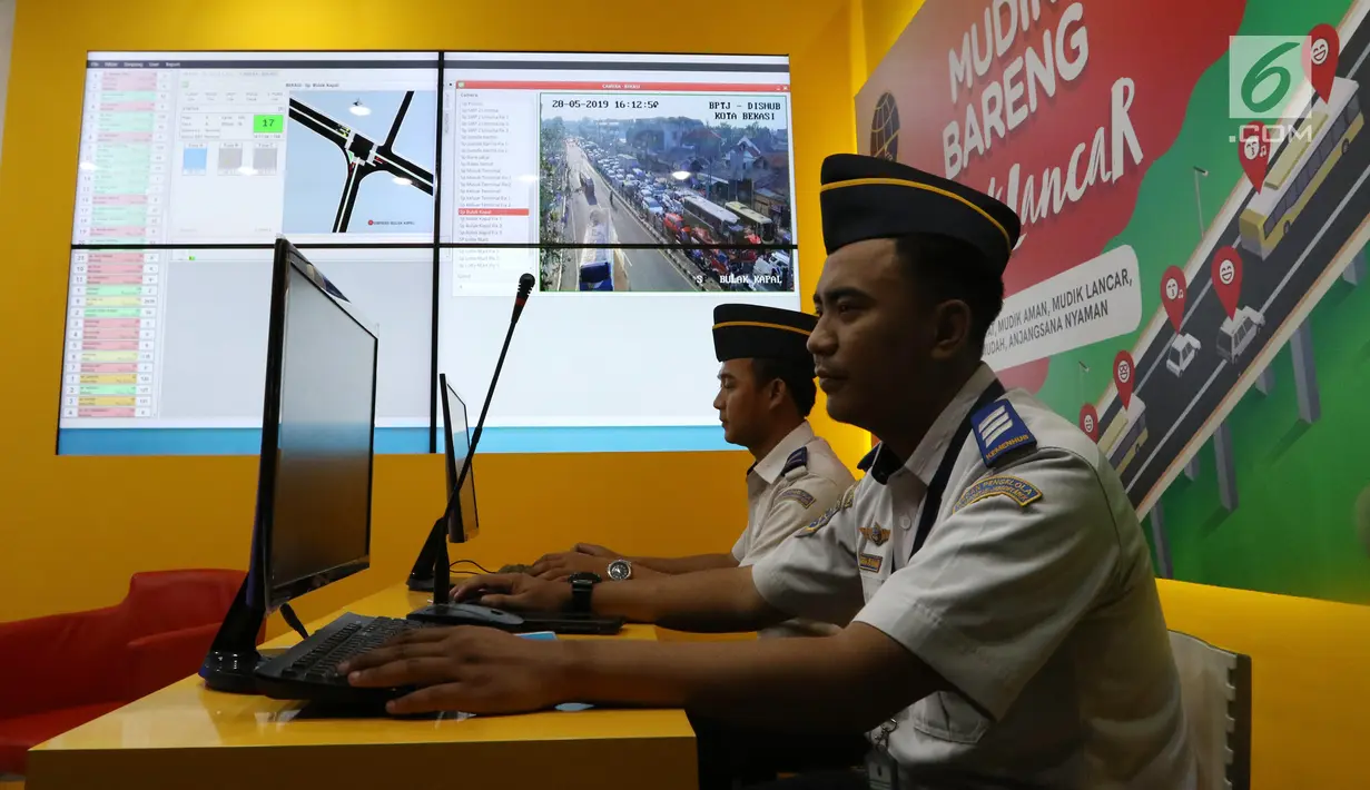 Petugas memantau CCTV jalur mudik di Posko Tingkat Nasional Angkutan Lebaran Terpadu 2019, Kantor Kemenhub, Jakarta, Selasa (28/5/2019). Posko tersebut diselenggarakan untuk memudahkan koordinasi antarinstansi dalam memantau arus mudik dan arus balik. (Liputan6.com/Angga Yuniar)