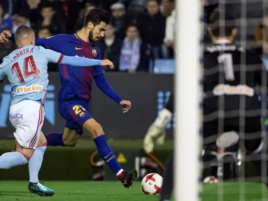 Pemain Barcelona, Andre Gomes berebut bola dengan pemain Celta Vigo, Lobotka pada pertandingan leg pertama babak 16 besar Copa del Rey di Stadion Balaidos, Kamis (4/1). Barcelona harus puas bermain imbang  dengan skor 1-1. (AP/Lalo R. Villar)