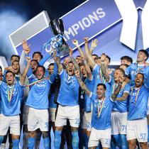 Bek Napoli bernomor punggung 22, Giovanni Di Lorenzo, mengangkat trofi di podium setelah pertandingan final Piala Super Italia melawan Bologna di Stadion King Al-Awwal Park, Riyadh pada Senin 22 Desember 2025 malam waktu setempat. Napoli memastikan diri sebagai juara Piala Super Italia (Supercoppa Italiana) setelah mengalahkan Bologna di partai final. (Fayez NURELDINE/AFP)