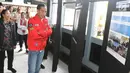 Presiden Joko Widodo melihat-lihat papan yang berisi penjelasan mengenai reaktivasi jalur kereta api di Stasiun Cibatu, Garut, Jawa Barat, Jumat (18/1). Dalam kunjungan kerja ini, Jokowi didampingi Ibu Negara Iriana Joko Widodo (Liputan6.com/Angga Yuniar)