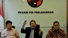 (Ki-ka) Anggota Komisi VI F-PDIP Juliari Batubara, Anggota Komisi XI F-PDIP Hendrawan Supratikno dan Bendahara F-PDIP DPR Alex Lukman memberikan keterangan terkait pelemahan rupiah di ruang F-PDIP, Jakarta, Selasa (29/9/2015). (Liputan6.com/Johan Tallo)
