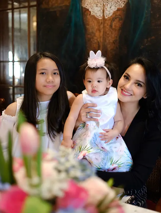 “Dia bilang 'mom jangan menikah lagi yah. Udah'. Alasannya dia bilang fokus aja sama keluarga. Memang saat ini aku tetap tidak akan menikah,” kata Ririn. (Instagram/ririnekawati)