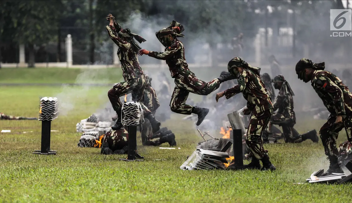 Personel Kopassus menunjukkan aksi bela diri saat upacara penyerahan satuan Komando Pasukan Khusus (Kopassus) dari Mayjen TNI Madsuni kepada Mayjen TNI Eko Margiyono di  Lapangan Mako Kopassus, Jakarta, Jumat (23/3). (Liputan6.com/Faizal Fanani)