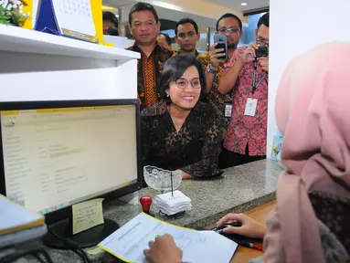 Menkeu Sri Mulyani Indrawati meninjau kegiatan pelaporan SPT pajak penghasilan (PPh) di kantor pelayanan Pajak, Jakarta, Jumat (29/3). Sri Mulyani mengecek langsung proses laporan SPT dengan batas pelaporan SPT untuk orang pribadi adalah per 31 Maret 2019. (Liputan6.com/Angga Yuniar)