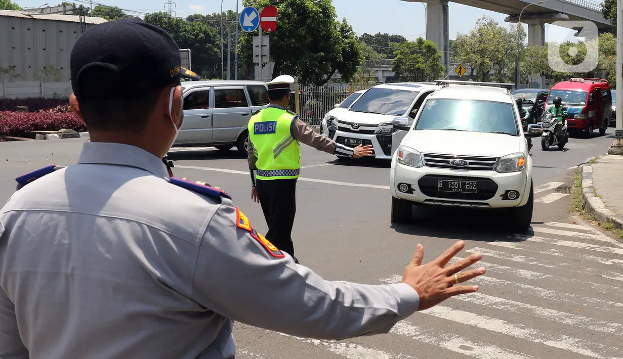Polisi memberhentikan kendaraan saat pengendalian mobilitas ganjil genap untuk pengunjung TMII di Jalan Pintu 1 TMII, Jakarta, Sabtu (18/9/2021). Pembatasan mobilitas pada TMII dan Taman Impian Jaya Ancol dilakukan pada hari Jumat-Minggu mulai pukul 12.00-18.00 WIB. (Liputan6.com/Herman Zakharia)