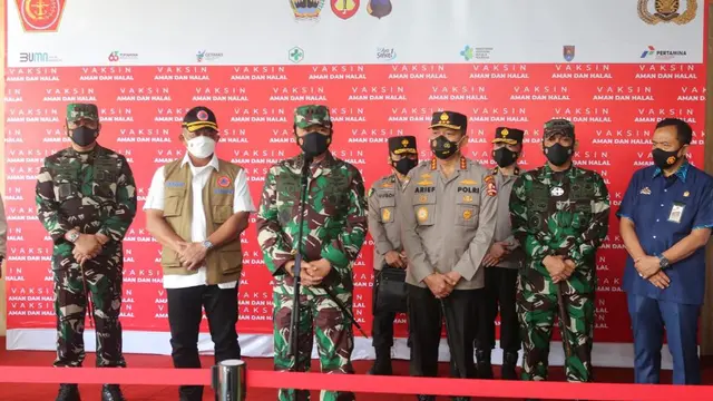 Panglima TNI Marsekal Hadi Tjahjanto meninjau vaksinasi Covid-19 di Cilacap, Jawa Tengah. (Foto: Liputan6.com/Polres Cilacap)