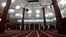 Suasana salah satu masjid di Jakarta, Jumat (24/4/2020). Kebijakan PSSB melarang kegiatan di luar rumah dan hal itu diikuti oleh sebagian besar pengurus masjid ataupun mushalla di Jakarta dengan meniadakan sementara kegiatan di dalam masjid ataupun mushalla. (Liputan6.com/Helmi Fithriansyah)