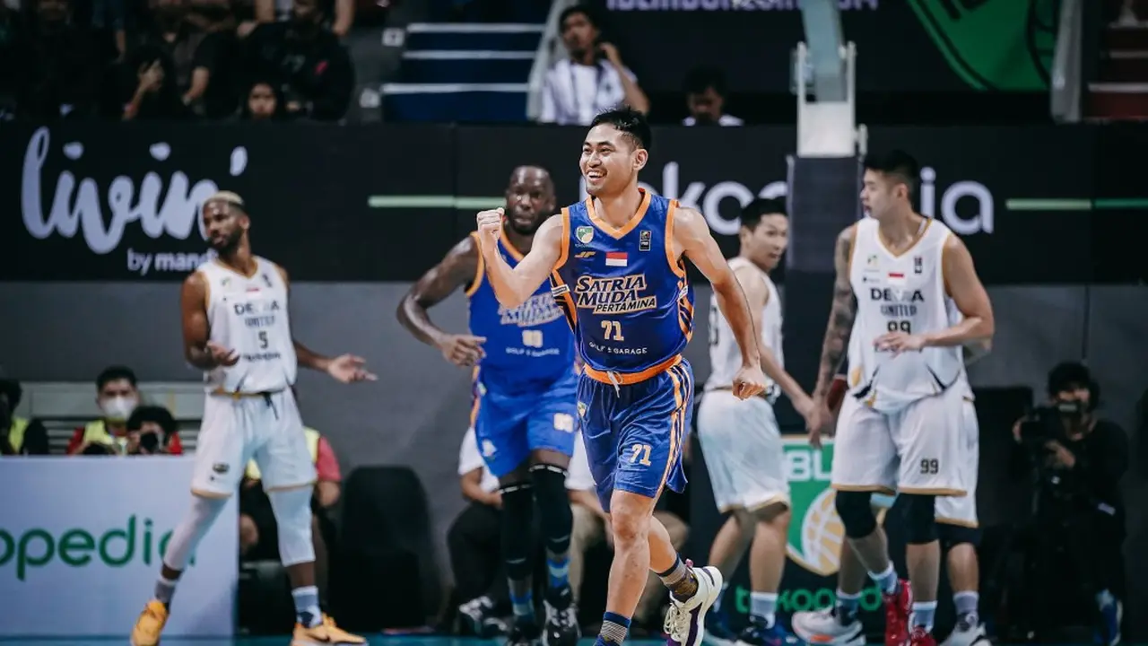 Selebrasi pemain Satria Muda saat mengalahkan Dewa United di IBL 2023