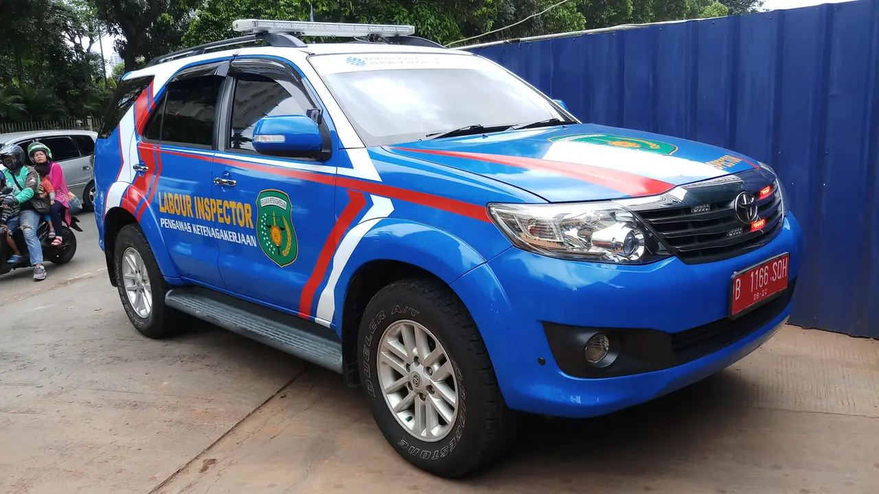 Petugas Kemenaker tinjau lokasi apartemen yang roboh di Pakubuwono Spring (Liputan6.com/Anendya Niervana)