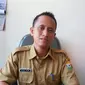 Seorang sekuriti yang diketahui sering menjaga CCTV mengaku dipukuli kepala sekolah genit yang tertangkap kamera mencium jidat seorang siswi. (Liputan6.com/Ahmad Akbar Fua)