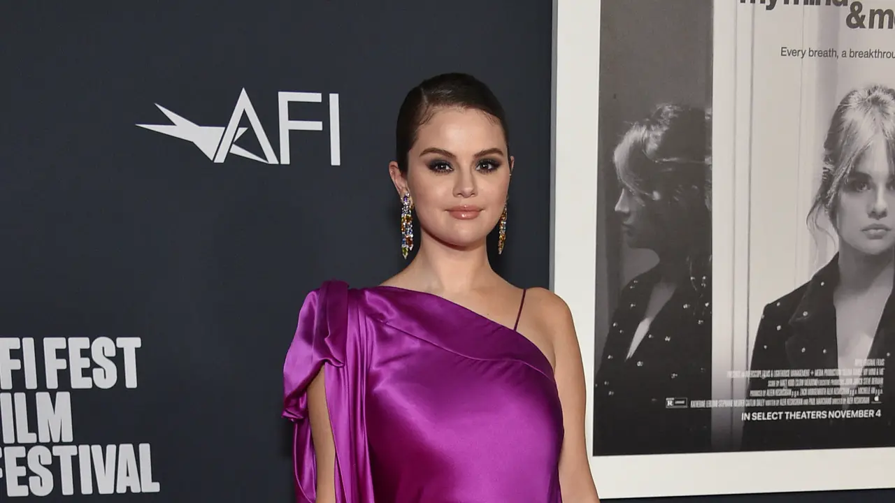 Pesona Selena Gomez Tampil Cantik Kenakan Gaun Magenta di AFI 2022