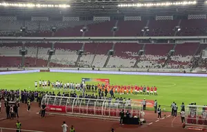 Legenda Arsenal Kalahkan Legenda Manchester United di GBK