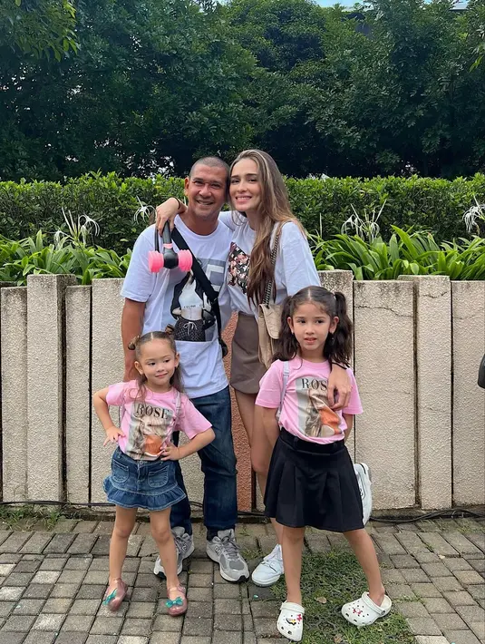 Momen Yasmine Wilblood bersama suami dan dua putrinya. Momen ini juga menjadi momen pertama Sera dan Sophia menyaksikan konser. [Foto; Instagram/yaswildblood]
