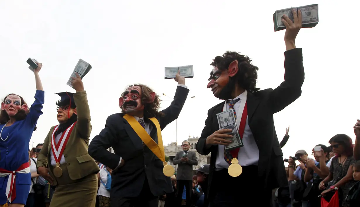 Para demonstran mengenakan kostum pejabat dan topeng sambil menghambur-hamburkan uang berunjuk rasa anti korupsi untuk memprotes pencalonan presiden Peru, Keiko Fujimori di Kota Lima, Peru (5/4). (REUTERS/Guadalupe Pardo)