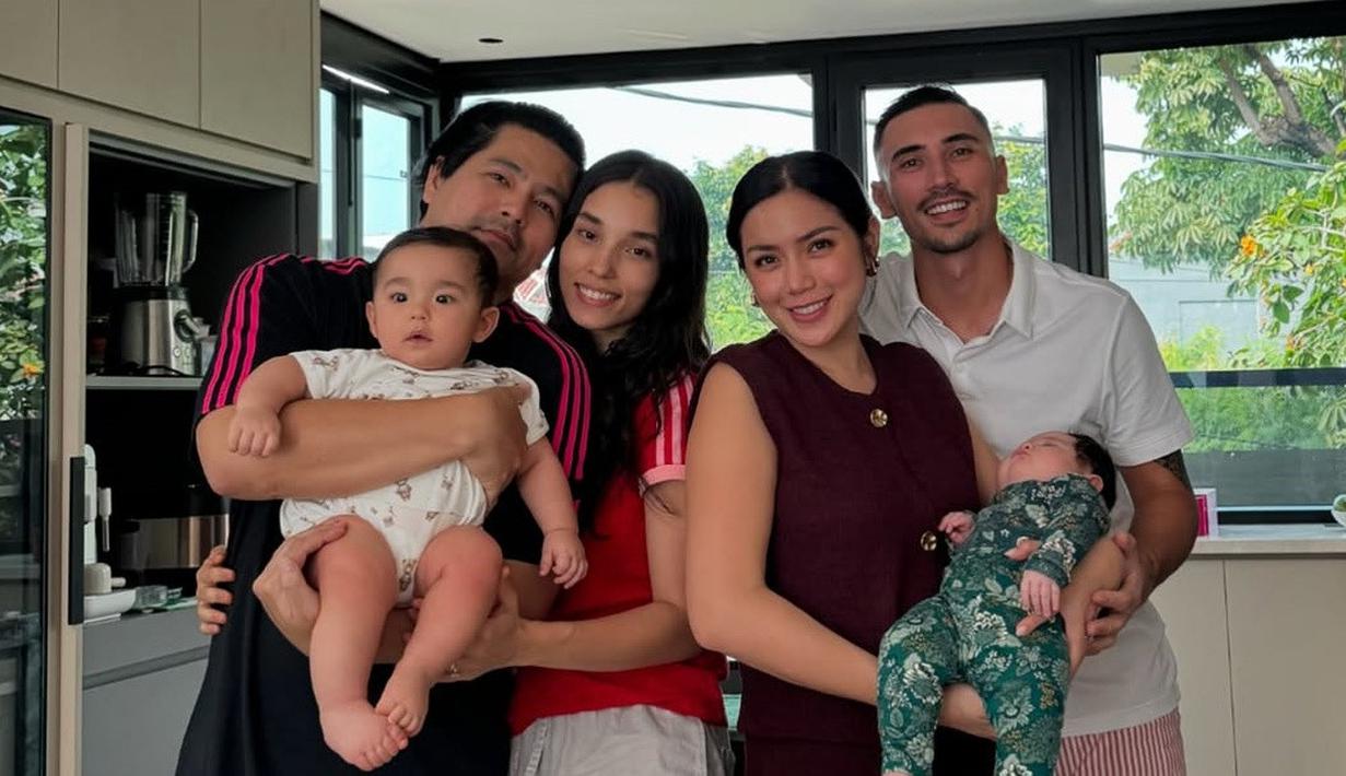 Sejak lahir Baby Hagia memang sudah mencuri perhatian publik. Wajahnya sempat dirahasiakan selama 40 hari, parasnya yang cantik dan menggemaskan membuat banyak netizen terpukau. Banyak yang mengatakan bahwa kecantikan Hagia merupakan perpaduan sempurna dari orang tua nya, Jessica Iskandar dan Vincent Verhaag. Seperti diketahui Vincent punya darah keturunan Belanda. (Liputan6.com/IG/@inijedar)