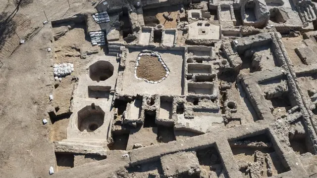 Kompleks pembuatan anggur kuno besar yang berusia sekitar 1.500 tahun di Yavne, selatan Tel Aviv, Israel, Senin, 11 Oktober 2021 (AP Photo)