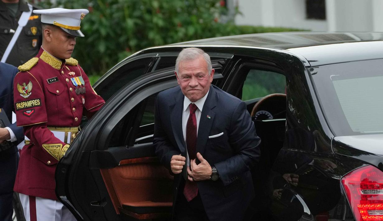 Kedatangan Raja Yordania Hasyimiah, Abdullah II Ibn Al Hussein disambut langsung Presiden Prabowo Subianto di Lapangan Udara Halim Perdanakusuma, Jakarta, Jumat (14/11/2025) sore sekitar pukul 16.30 WIB. Tampak dalam foto, Raja Yordania Hasyimiah, Abdullah II Ibn Al Hussein turun dari mobilnya untuk pertemuan dengan Presiden Indonesia Prabowo Subianto di Istana Merdeka, Jakarta, Jumat 14 November 2025. (AP Photo/Achmad Ibrahim)