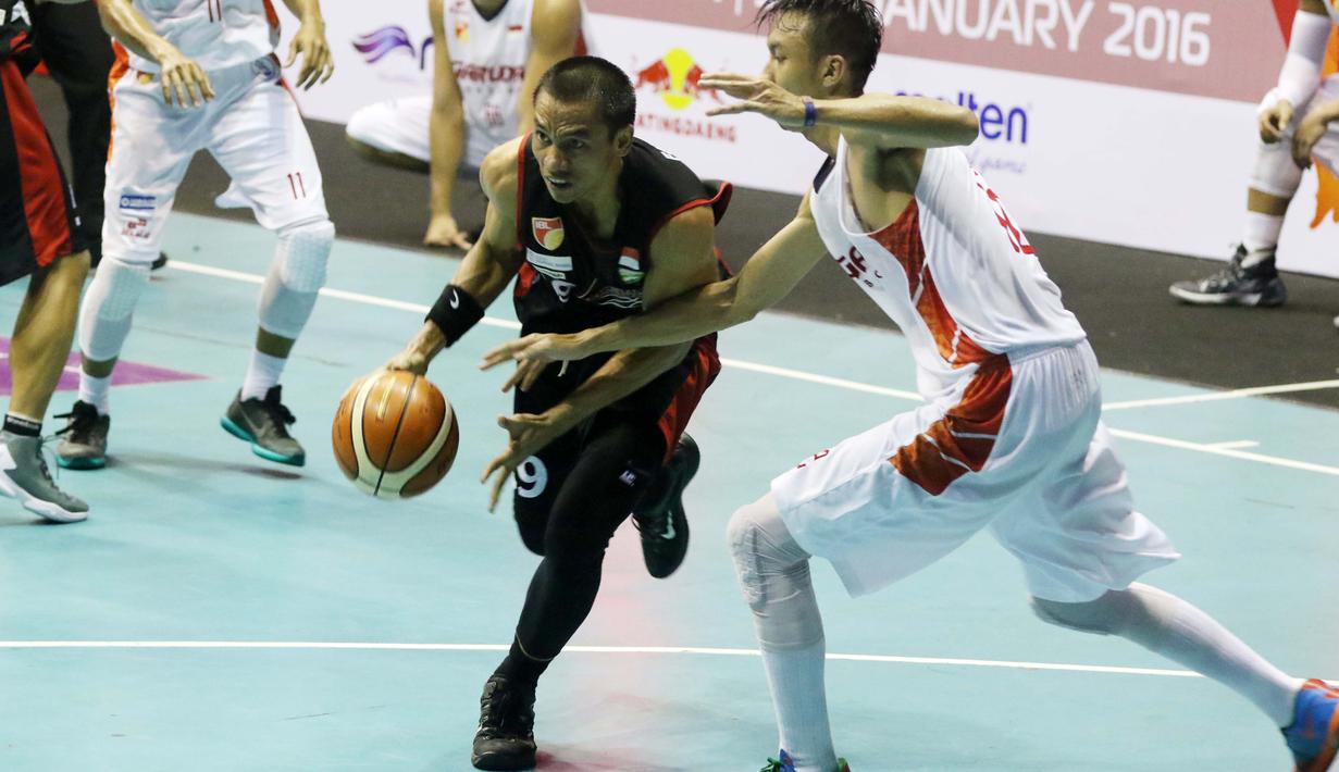 Pemain Hangtuah, Fadlan Minallah berusaha melewati pemain Garuda Bandung, Falcon pada lanjutan IBL Reguler Season 2015-2016 di Hall A Senayan, Jakarta, Selasa (12/1/2016). Garuda Bandung menang 67-62. (Bola.com/Nicklas Hanoatubun)